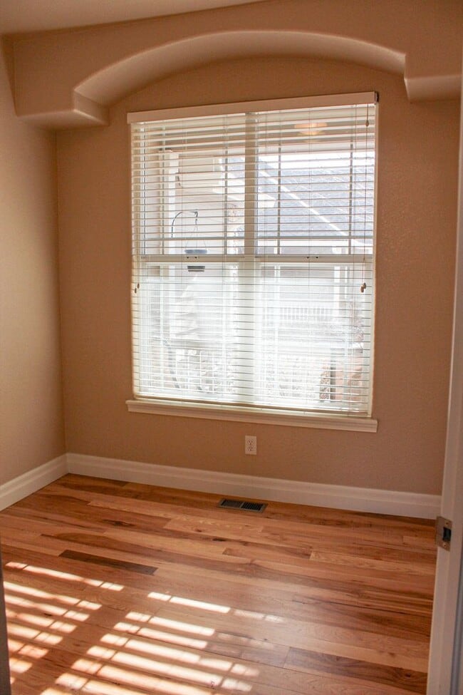 Building Photo - Meticulously maintained townhome on August...