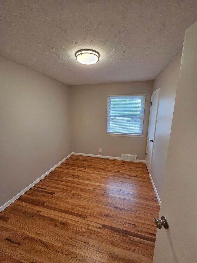 Building Photo - 3 bed, 2 bath, 1 car garage with finished basement, fenced back, newly remodeled