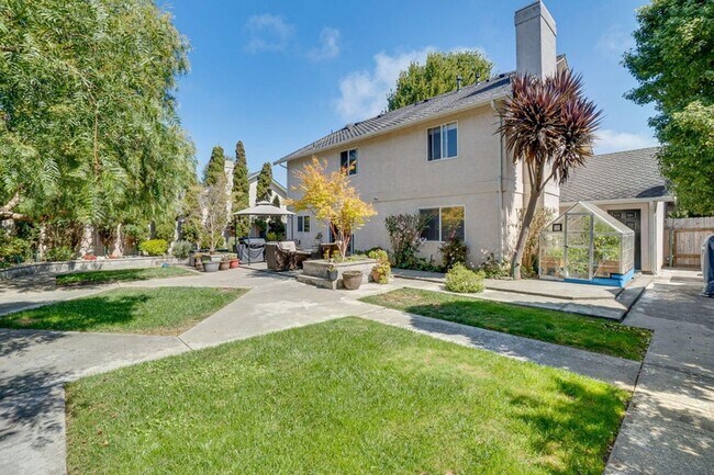 Building Photo - Spacious 4-Bedroom Home in Sought-After Lu...