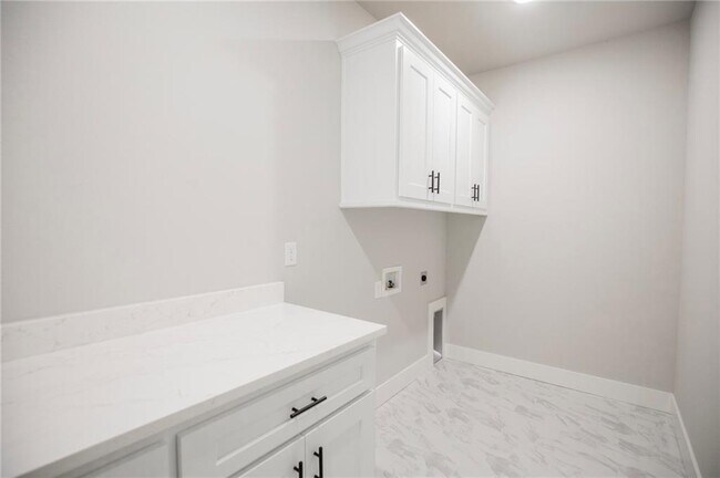 Building Photo - 7843 Range Ave