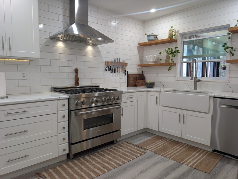 Gourmet Kitchen - 4440 Saxon Dr