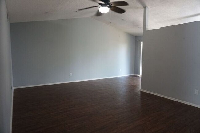 Building Photo - Single Story 2 bedroom 2 bathroom Townhome with Garage in Mandarin