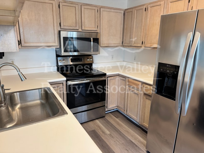 Building Photo - Charming 2 Bed, 2 Bath Townhouse in Knoxvi...