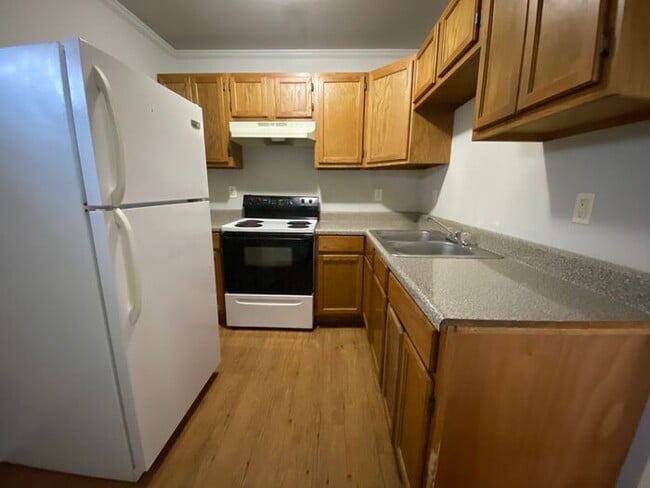 Building Photo - 1 Bedroom Renovated Duplex Unit - Great Lo...