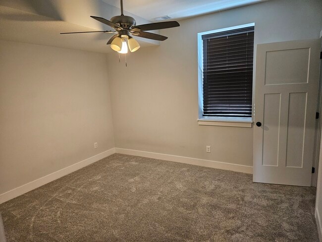Building Photo - Oak Grove
