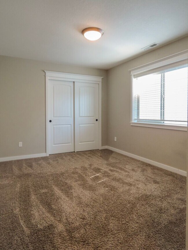 Building Photo - 5 Bedroom 3 Bathroom home available in New...