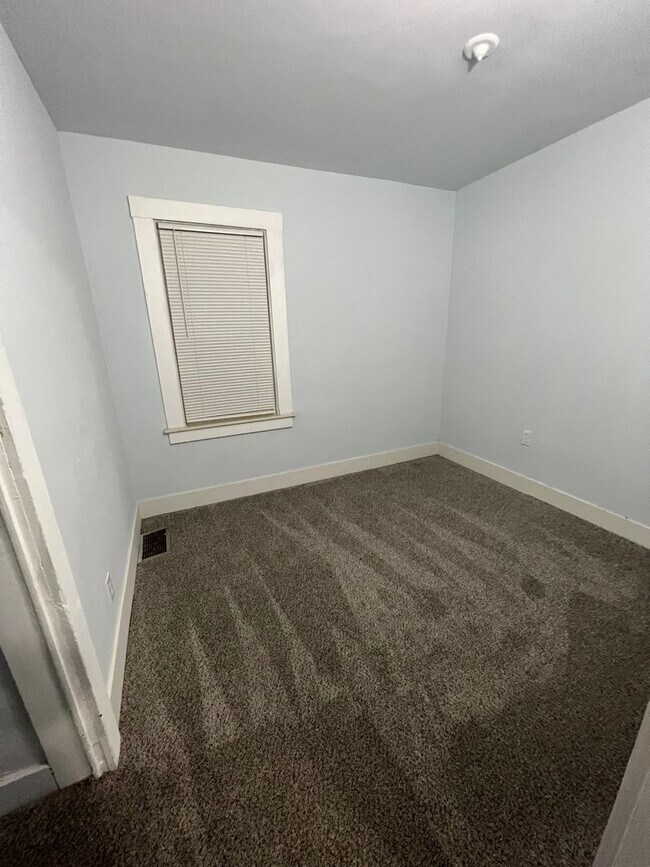 Building Photo - Welcome to this charming 3-bedroom, 1-bath...