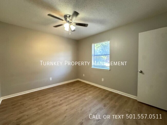Building Photo - 361 N Oak Ct