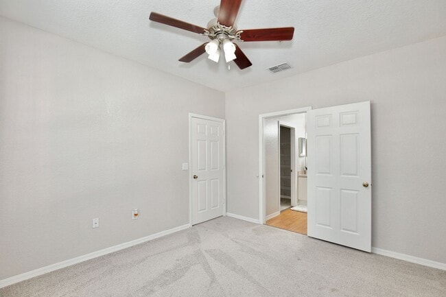 Building Photo - Crescent Place 26-100