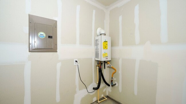 Building Photo - Spacious 4-bedroom, 2-bath located in Summerhill subdivision