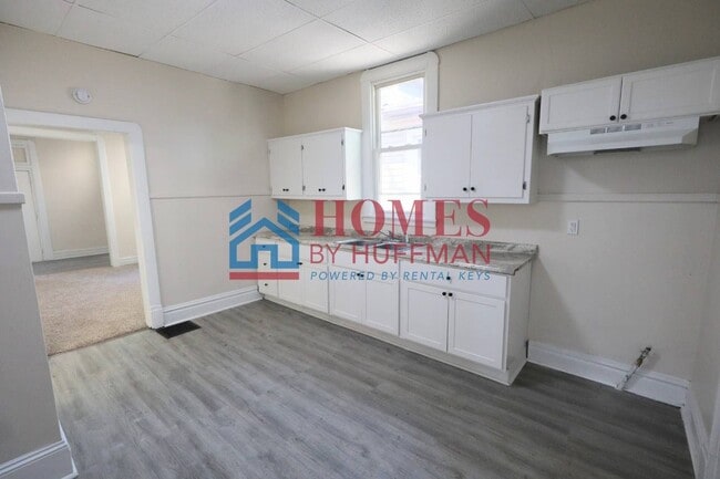Building Photo - Three Bedroom House | Move in Ready
