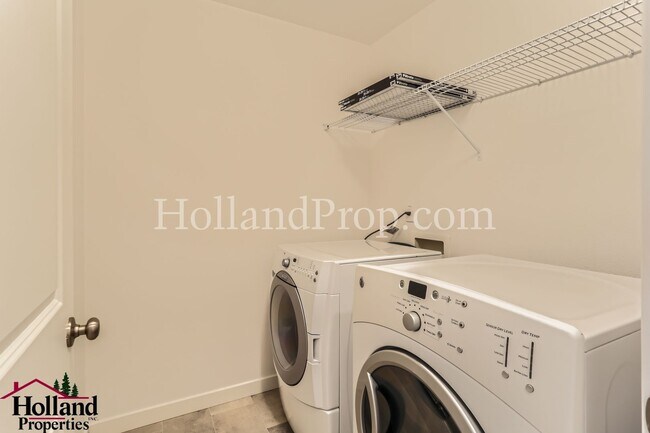 Building Photo - Gorgeous & Spacious Single-Home 3 beds 2.5 bath Available for you!