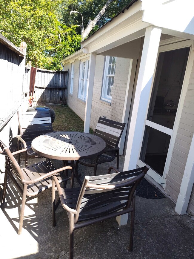 Building Photo - 3912 Crestview Dr