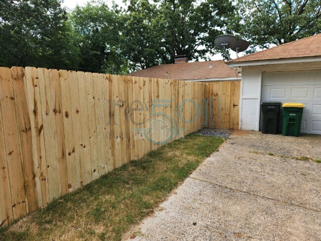 Building Photo - Compeltely Remodeled 3 Bedroom 3 Bathroom