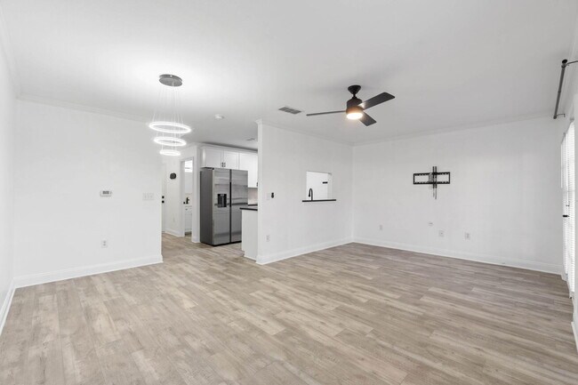 Building Photo - 707 Majestic Dr