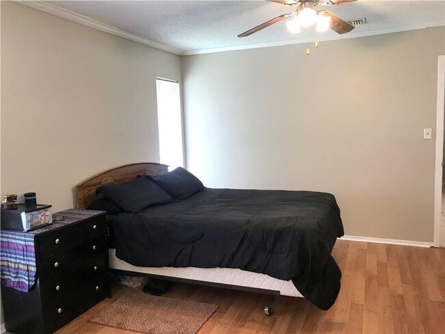 Building Photo - 5 Bedroom 3 Full Baths on the Southside