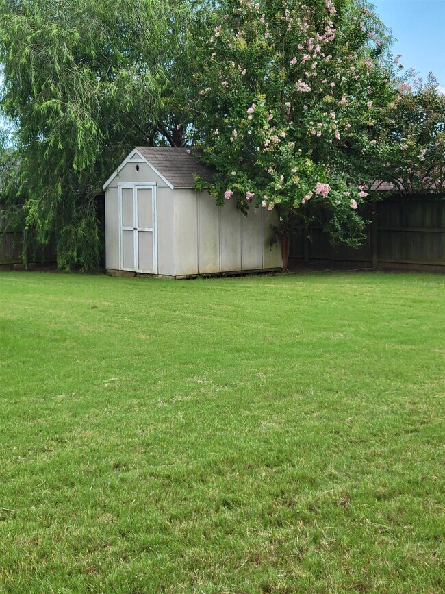 Building Photo - 37 Christmas Dr