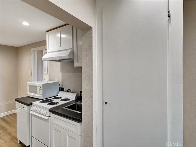 Building Photo - 985 1/2 Dexter Street Unit