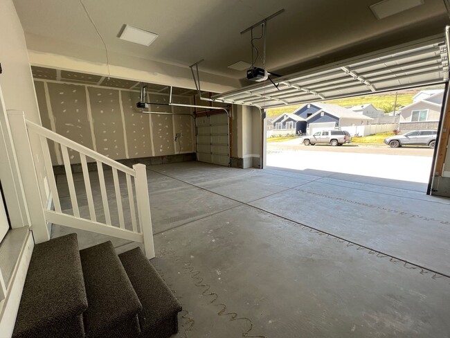 Building Photo - Don't Miss This Former Model Home Rental