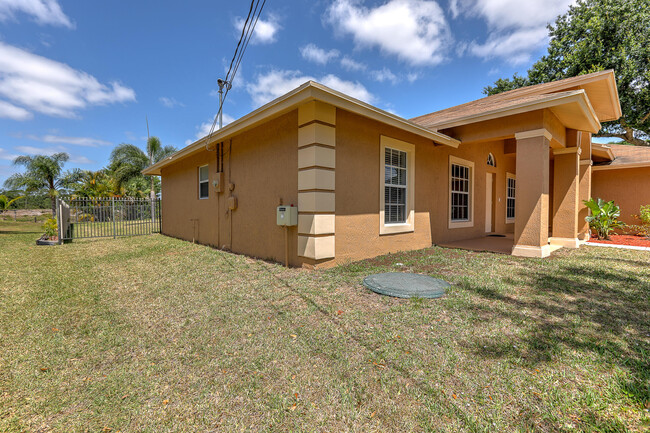 Building Photo - 3514 SW Zullo St