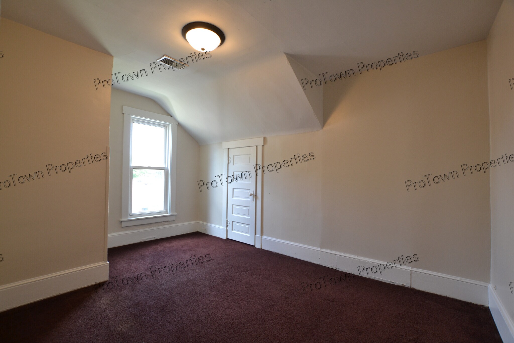 Building Photo - 1067 N May St