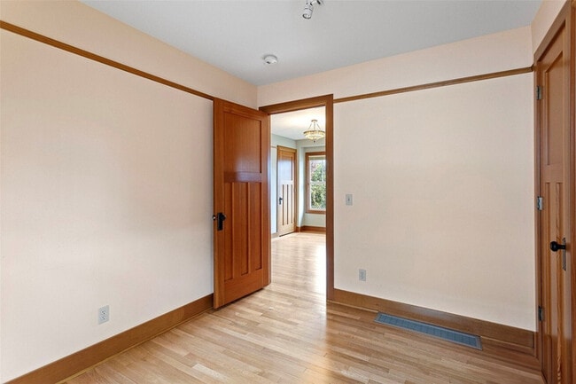 Building Photo - Charming Updated Home on Corner Lot with Finished Basement in Ballard