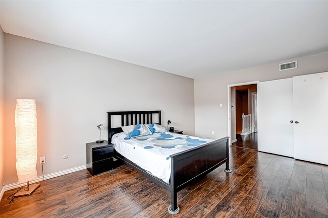 Building Photo - 2232 S Piney Point Rd