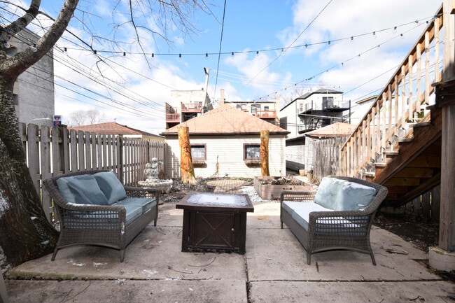 Building Photo - 2702 N Artesian Ave