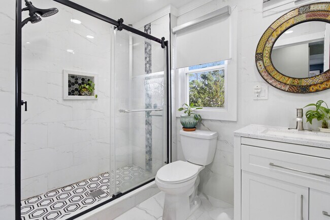 Building Photo - 925 Plainfield Ave