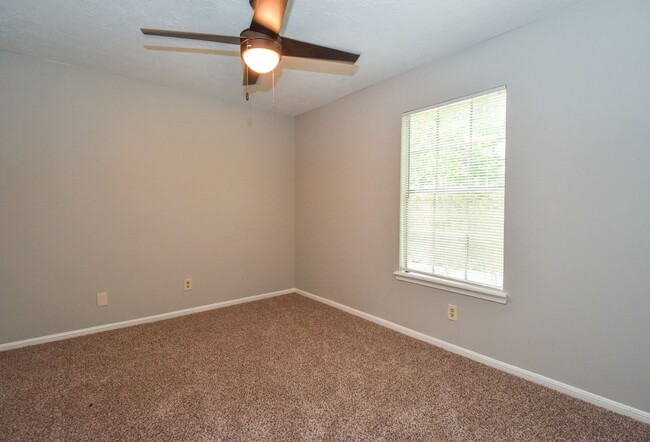 Building Photo - LARGE RECENTLY REMODELED 4 BEDROOM 2.5 BAT...