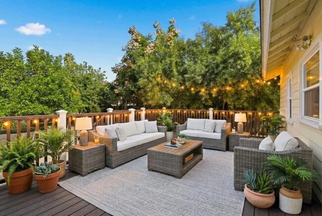 Building Photo - Charming 3BR Home with Bonus Room, Fireplace & Large Yard