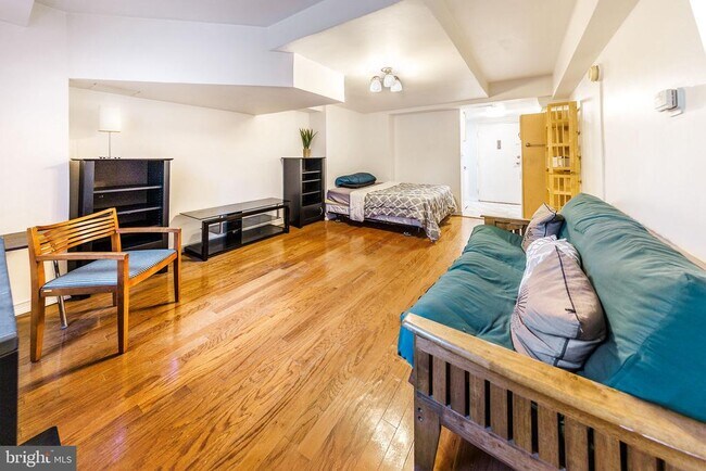 Building Photo - 3315 Wisconsin Ave NW