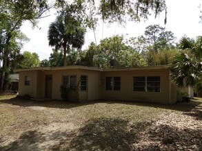 Building Photo - Orange City 3 Bedrooms 2 Bath 900 SQ FT Call Carole Arcaro 386-216-4900