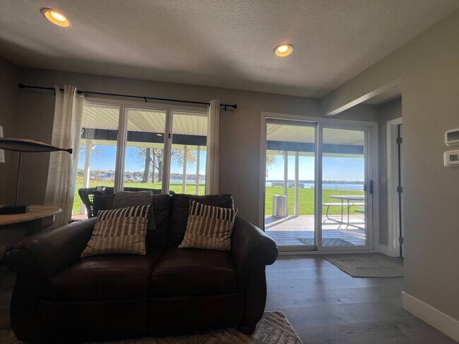 Building Photo - Cozy 4 Bedroom Home on Lakefront (Fully Furnished)