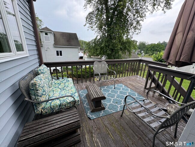 Building Photo - 11 Maple St