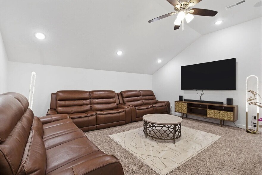 Building Photo - 703 S Hickory Dr