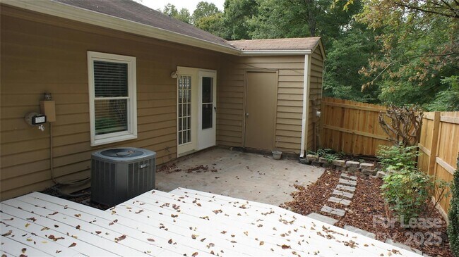 Building Photo - 8306 Summerglen Cir