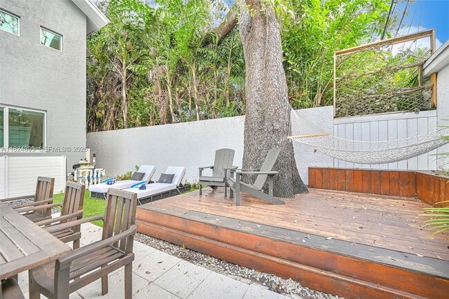 Building Photo - 150 NE 50th St