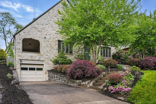 Building Photo - Charming Home - Mt. Lebanon