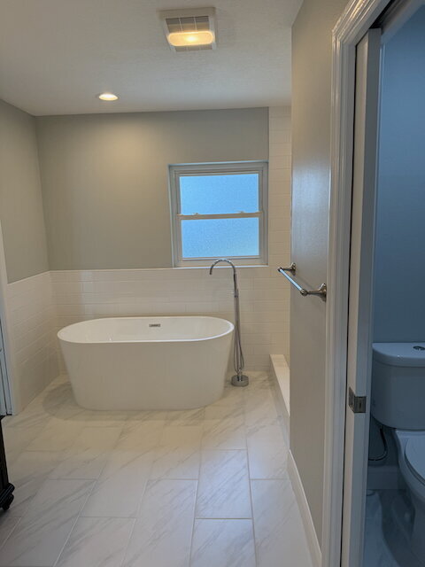 Building Photo - Remodeled Pool Home Located in the Very De...