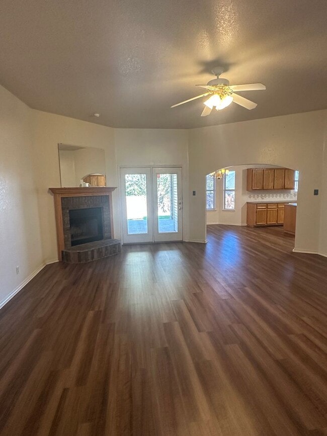 Building Photo - 3 bedrooms PLUS Bonus Room