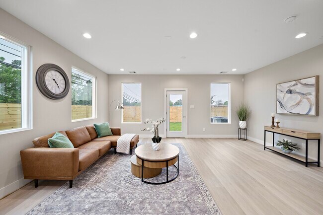 Building Photo - 8670 Easthaven Blvd