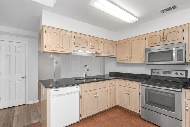 Building Photo - NO JUNE RENT!!!!!! 300 off July Rent...tou...