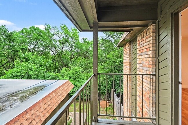 Building Photo - 2101 Mistletoe Ave