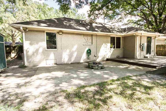 Building Photo - GORGEOUS SPACIOUS CORNER LOT HOME FOR RENT