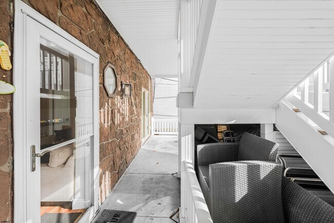 Building Photo - 9609 Pacific Ave