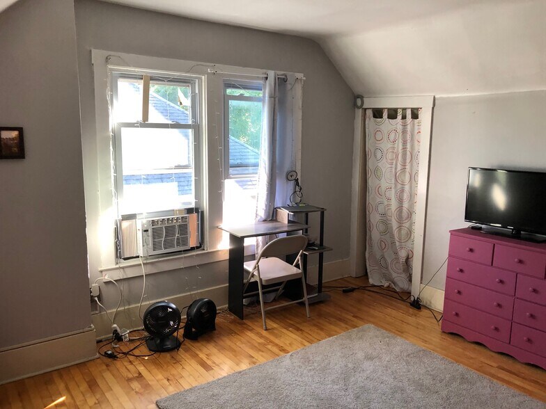 Building Photo - 904 Ackerman Ave