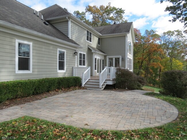 Building Photo - 22 Riverview Dr