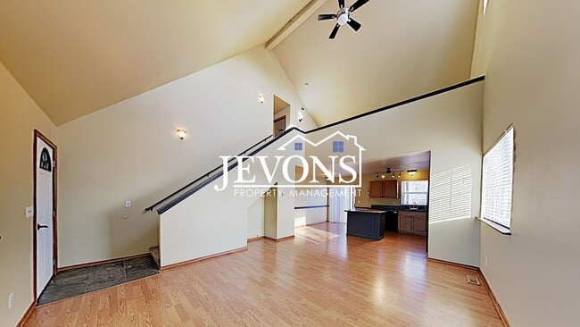 Building Photo - Charming duplex just steps from transit, p...