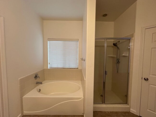 Building Photo - SW Visalia Home coming soon!!